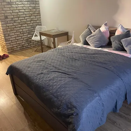 Szymanowskiego 5 *